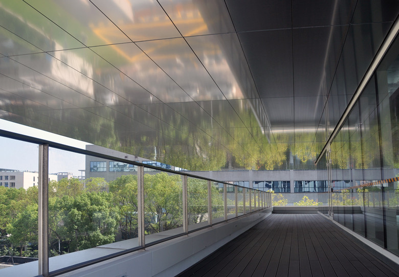 采用氧化鋁單板做室內吊頂，好看又耐用